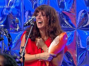 Accident de décolleté dans "N'oubliez pas les paroles" (Video)