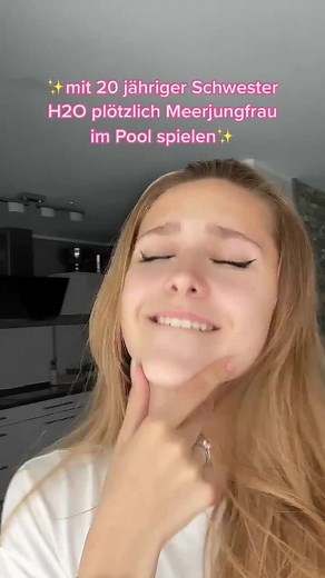 Sommer Spaß im Pool mit der Schwester als Meerjungfrau
