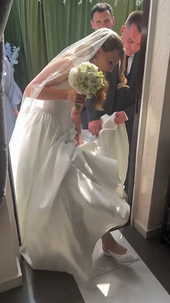 A test for the bride the moment she arrives at her new home🤩😅