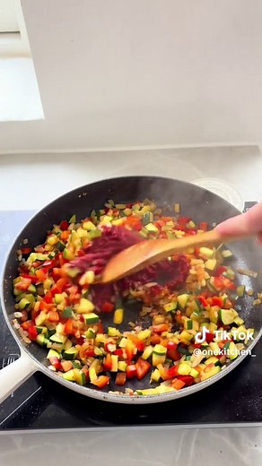 Kylling i pikantostsauce 😍 Nem aftensmad, som smager så skønt! 4-5 personer 1 løg 1 peberfrugt 1 squash 400 g udbenet kyllingoverlår eller kyllingebryst 1½ spsk hvedemel 20 g smør 140 g koncentreret tomatpuré også kaldet tomatpasta 250 ml fløde 250 ml sødmælk 200 g pikantost salt peber olie til stegning Hak løg og skær peberfrugt og squash i tern. Skær kylling i tern og steg på en pande med lidt olie, salt og peber. Når kylling er færdig, så fjernes kødet fra panden og løg, peberfrugt og squash