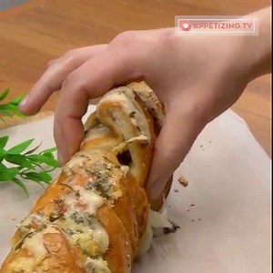 825K views · 2.6K reactions | More ingenious than 100 tartines. Surprise your family using bread! Ingredients: bread - 1 piece eggs - 3 pieces milk - 120 ml (½ cup) pressed cheese - 125 g (4.4 oz) ham - 125 g (4.4 oz) tomatoes - 3 pieces salt - 10 g (0.35 oz) black pepper - 5 g (0.18 oz) sweet paprika - 5 g (0.18 oz) thyme - 5 g (0.18 oz) Tray size 24 cm x 32 cm (9.45 in x 12.6 in) IN THE OVEN 180 °C (356 °F)/20 minutes | Appetizing.tv | Facebook