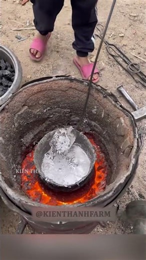 Người đàn ông chế tác chảo nhôm bằng lon nhôm phế liệu #shorts