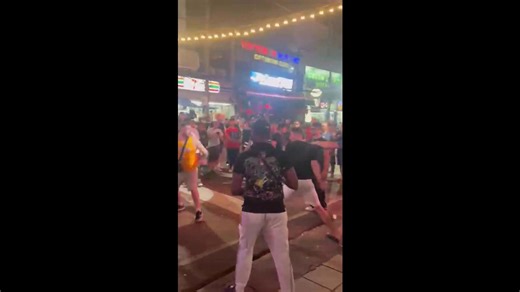 Drunk tourists seen fighting outside bars in front of locals in Phuket