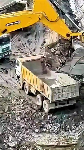 3.3K views | Excavator would do a better job with a face shovel attachment #ExcavatorJobs #betterjob #machinery #construction #Loading #unloadingtrucks #shovel #fypsviral #shorts #difficulties | ashonthevolumetric | Facebook