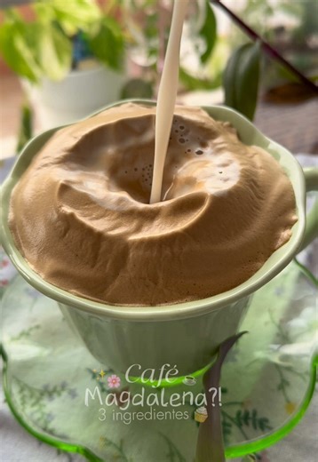 Café magdalena 🧁 ✨☕️ Receta📝 • 2 cucharaditas café soluble • 2 cucharaditas de azúcar •10 cucharaditas de agua Os gusta el café??? Yo no puedo vivir sin él 🤤 Con esta receta queda aluciante 🫶🏻✨ Esta espuma se conoce como Dalgona yo lo descubrí haciendo la receta😊 #cremadecafe #cafeespumoso #dalgonacoffee #dalgona #Cafe