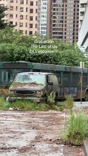 Que les cuesta meterme de extra 🥲🍄‍🟫 este tipo de cosas se encuentra uno en un día cualquiera caminando por Vancouver ❤️‍🔥 #thelastofus #vancouver #filming