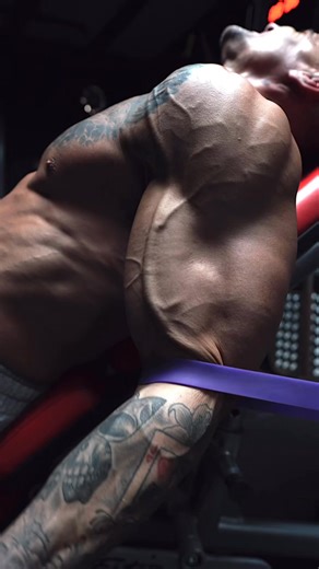 Building biceps with the right technique💪Keeping the elbows back when doing dumbbell incline curls is key for keeping the biceps under tension. Try using a resistance band attached to a bench to help get your technique on point! #biceps #bodybuilding #gymtips | Ross Dickerson