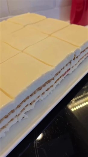 Pastel de Capas de Chocolate Blanco y Frambuesa