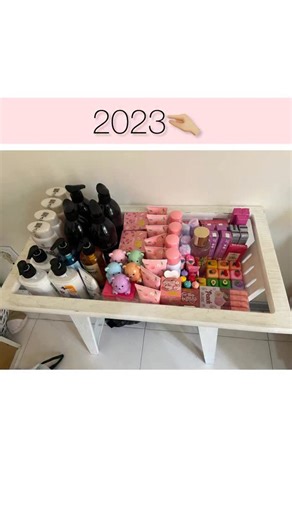 Asal on Instagram‎: "⁨ یدونه هم این مدلیشو ببینید🥲✨ سال به سال بزرگ شدنتو ببینم 🥹🎀روز اولی ک شروع کردم با یه زره🤏🏼محصول ولی با کلی امیدو انگیزه امروز کنار شمام و تعدادو تنوع محصولام کلی رفته بالا✨ امیدوارم یه روز در کنار شما این عکسا رو بزارم کنار عکسای مغازم🥹🎀🧸 #آنلاین_شاپ #لوازم_آرایشی #انگیزه #موفقیت #ترند⁩"‎