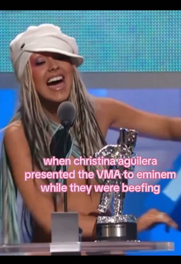 Christina Aguilera Presenta a Eminem en los VMA 2002