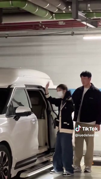 영화 ‘야당’ 시사회에 참석한 아이유 IU