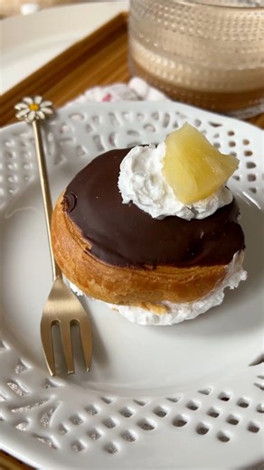 De klassieke chocoladebol van vroeger, maar dan helemaal plantaardig. 🌱 Luchtig croissantbroodje, chocolade aan de bovenkant en romig van binnen met plantaardige slagroom. Superlekker en makkelijk om zelf te maken. Dit heb je nodig (6 stuks): • 1 blikje croissantdeeg zonder roomboter • 2 eetlepels plantaardige melk • 100 gram pure chocolade (gesmolten) • 2 theelepels kokosolie • plantaardige slagroom • 6 partjes ananas Zo maak je het: • Verwarm de oven voor op 200 graden • Snij het croissantdee