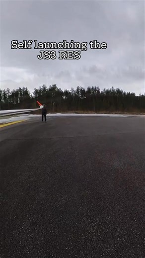 Self-launching the JS3 RES. Electric power on board means freedom from tow planes and smooth climbs into the sky. © Kato Kvitne #js3 #glider #soaring #jonkersailplanes #aviation | Glider Airstrip