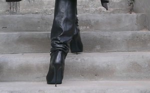 蓝色连衣裙搭配细高跟长靴