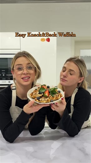 Ramona & Mandy | DIY | Rezepte | Alltagsinspo on Instagram: "Easy Knack&Back Waffeln für unsere Kids 🧇 🍓 Ihr braucht: 1 Packung Knack&Back Zimtschnecken 1 Banane Etwas Marmelade (z.B. den von ALLOS -> zuckerreduziert) Etwas Butter Etwas Mandelmus & ein Waffeleisen Obst, Kokosraspeln & Mandeln Knack&Back aufrollen - Banane zerdrücken & Marmelade hinzufügen. Die Masse auf den Teig geben - einrollen & mit Hilfe von einem reißfesten Faden in Scheiben schneiden. Waffeleisen mit Butter einfetten - d