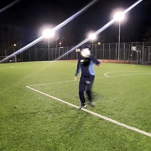The best spectacular/crazy move in the world🏅🌍 Creative play at the Line - Crazy Move 👀💡 AKKA 3000 - Tutorial🔍 ⚽ #mekkastreet #trenerdryblingu #akka3000 #tutorial #soccer #football #footballskills #dribble #pilkanozna #godisgood ❤️ | Trener Dryblingu Piłkarskiego - Piotr "Olo" Oleksik