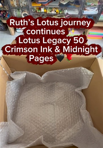 Ruth’s Lotus journey continues ✨ Packing her Lotus Legacy 50 — “Crimson Ink & Midnight Pages” 🖤🌹 @The Dali Molly Black red vibes, wrapped with intention, layer by layer (never rushed) 💛 Thank you so much, Ruth 🥹💜 #WildDesertLotus #packagingvideo #bookishthings #bookishvibes #shopsmall