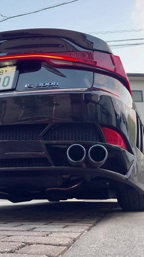 レクサス IS300h Fスポーツのユニークなマフラー音