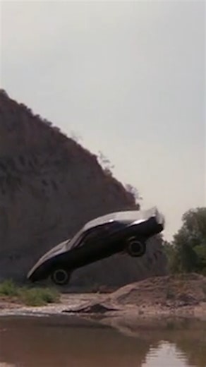 Michael Knight saves Sherry’s younger brother from the biker gang and wins an epic chase with his supercar, KITT! Season 1 | Episode 4: “ A Good Day at White Rock” #knightrider #davidhasselhoff | Knight Rider