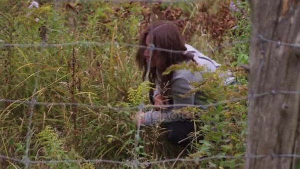 Une Femme S'accroupit Pour Pisser Dans Brousse Côté Route