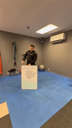 Nytt program filmet fra karianne sin månedlige challenge 💪💪 Filmen ble noe lang men går litt mer inn på øvelser og diverse ting i filmen, så det er litt mer enn at jeg bare svetter og sliter meg ut 😮‍💨 Men programmet er et RFT program altså Rounds for time ( runder for tid) altså i dette tilfellet 3 runder på en gitt tid som du selv velger, eller prøver å holde den lik til første runde 😁 Programmet : 50 Snatch med manualer 40 Lunges/Utfall med manualer 30 Butterfly situps/ situps 20 Thruste