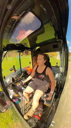 328K views · 10K reactions | Here’s the moment I hit the cable浪 Excuse the horrible language that’s something I learnt of dad and part of being a operator seemingly  . . . . . #thediggergirl | The Digger Girl | Facebook