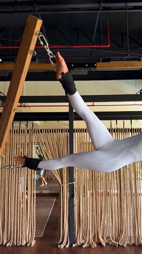 Suspended on the Pravilo Stretching Machine… and then she starts to spin. Not chaotic. Not rushed. Just controlled, fluid rotation — like her body understands gravity better than the rest of us. Every turn is balanced. Every movement intentional. Every second visually addictive. This is not just flexibility. It’s coordination, core strength, and trust working together in motion. You don’t just watch this spin. You feel it. #Pravilo #PraviloStretchingMachine #SuspendedSpin #MovementAsArt #Aesthet