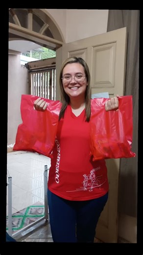 Priscila Castelano on Instagram: "Somos aquelas que amam uma invenção de moda, logo, por aqui não podia faltar essa. ❤️@tuanenarciso 🧡@castelanopriscila 💙@trufas_da_anakta #festadascores #amigas #sacolas"