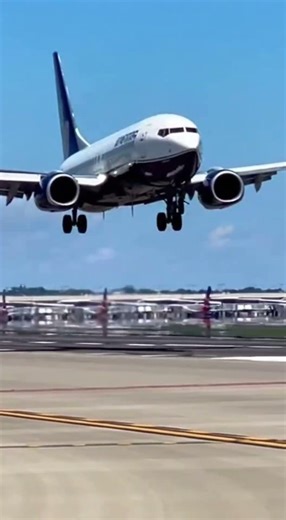 Boeing 737-800 Landing with Heat Shimmer ✈️ | Runway Edge View (4K)