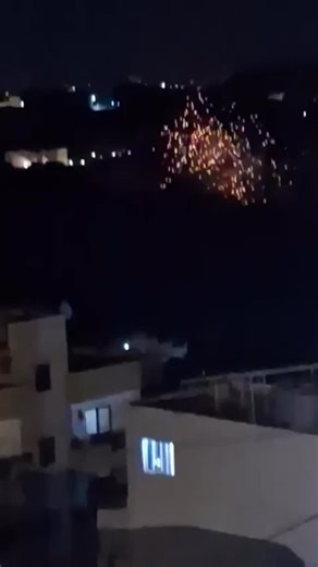 Bintjbeil.org on Instagram‎: "🚨🚨لحظة استهداف المنزل المهدد في بلدة أنان قضاء جزين"‎