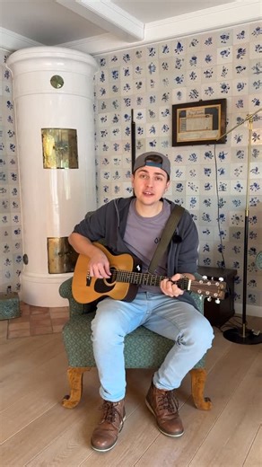 Ferring Stiftung on Instagram: "🎶💿 Der Föhrer Musiker Mattis Brodersen veröffentlicht am 7. (digitale Version ab dem 21.) November 2025 sein neues Album „Fering“. Mit dem Werk setzt Brodersen der Sprache und Kultur seiner Heimat ein musikalisches Denkmal: Alle Lieder sind in Fering, dem Föhrer Friesisch, geschrieben und verbinden traditionelle Klänge mit modernen Einflüssen. Wir laden euch herzlich zu den beiden Releasekonzerten ein: am 7. November im @ual_fering_wiartshus in Old