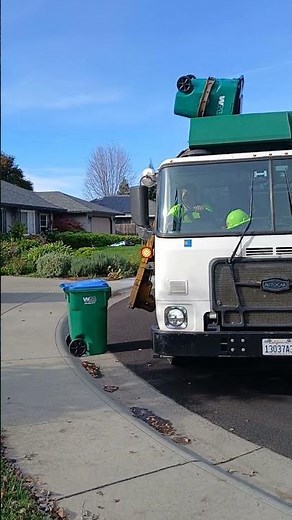 Waste Management Autocar N2 Amrep on trash