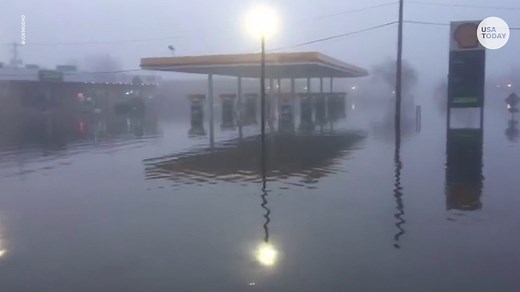 Mississippi River hits record high flooding Iowa street