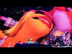The Muppets Take The O2 - Ho Hey (Live)