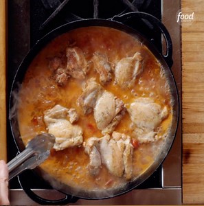 Ree's one-pot mango chicken dinner is truly a miracle! 👏 See more from The Pioneer Woman - Ree Drummond , Saturdays at 10a|9c. | Food Network