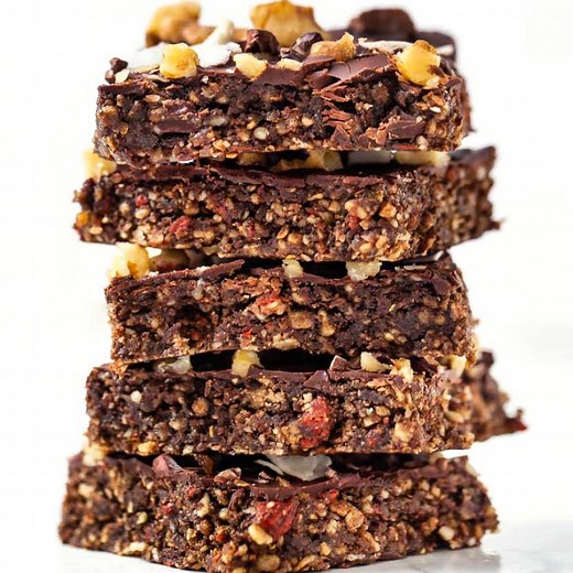 These HEALTHY superfood chocolate quinoa bars are a tasty little snack that is packed with energizing ingredients 😋🍫 Great for on the go or before a workout! RECIPE >> https://www.simplyquinoa.com/chocolate-quinoa-crunch-bars/ | Simply Quinoa