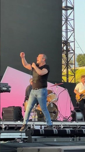 Future Islands live - Just like heaven