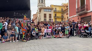 890K views · 44K reactions | Hermoso juego con estos tres amigos, con un público participativo y dispuesto a jugar. Gracias gracias Vila Real, VOLVERÉ. Gracias Festival Internacional de Teatre de Carrer de Vila-real por el buen trato y el gran trabajo para llevar espectáculos de calle a su gente. | Karcocha Street Art | Facebook