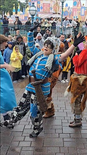 Disneyland Paris, Don't try to scare Wendy! You will end up in tears! Disney Stars on Parade