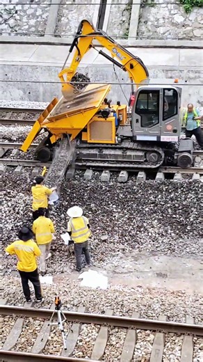 Integrates excavation, screening, backfilling and waste discharge; three-layer screen accurately separates impurities from qualified ballast，Suitable for tunnels, turnouts and other complex working conditions with low disturbance and high stability, helping restore ballast bed elasticity and drainage! Customization/OEM/Global Agent Recruitment | JingGong Excavator Machinery