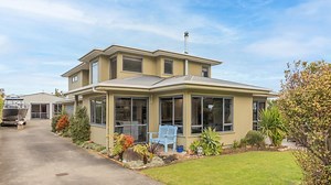 The heart of Mowhanau Village 📍 6 Mowhanau Drive, Kai Iwi Beach 🛏️ 3 🛀 3 🚗 2 📱 Renee Gearry: 64 21 164 2793 | Jean Clark: 64 27 583 1272 | Bayleys Real Estate