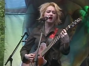 Cyndi Lauper performed live and outdoors, at City Hall Park, in New York, on May 20, 2004. Cyndi sang 3 songs from the album At Last, which she had released the previous year: At Last, Stay and Walk On By, as well as 3 of her own classics: Money Changes Everything, Time After Time and Girls Just Wanna Have Fun. Here is the recording of this wonderful presentation in full. Cyndi Lauper se apresentou ao vivo e ao ar livre, no City Hall Park, em Nova York, dia 20 de maio de 2004. Cyndi cantou 3 mús