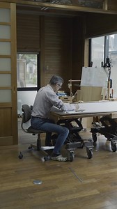 【神業！1本の木から作られる驚きの木彫りアート】 伝統的な日本の木彫りの隠れた魅力を明かす。 一刀一刀、丁寧に仕上げた木彫り作品。 その制作風景から完成までをショート動画にまとめました。 今回は木彫刻師の藤﨑秀胤(フジサキシュウイン)さんをショート映像で紹介します。 生涯を木彫りの技を極めることに捧げてきた藤﨑さんの作品は その形と仕上げを通して物語を語ります。 彼の作品は自然と伝統に共鳴し、単なる装飾を超えた機能的な芸術を生み出しています。 この作業は「木取り」です。 木取り図は、木材を効率的に切り出すための設計図。 木材を無駄なく活用するために重要な役割を果たします。 地味に見えますが木取りも木彫刻師には大事な作業です。 映像をお楽しみいただけましたら、より充実したコンテンツにするために 「いいね」「シェア」「チャンネル登録」をお願いします！ Videographer ：kurosaki [Amazing work! Amazing woodcarving art made from a single piece of wood] Revealing the hidden char