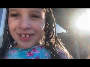 Brincando na piscina com amiga