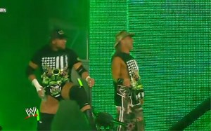 WWE DX军团开坦克炸裂开场 #坦克 太燃了 #WWE世界摔角娱乐#视觉震撼