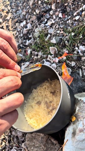 ✅Cooking Noodles on a Beach Campfire | Survival Skills 🌊🔥 #camping #bushcraft #survival #outdoors