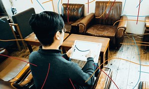 Adobe Illustrator 30周年企画「#Illustrator30_30」 第9回は映像作家の細金卓矢さん。 携帯ゲーム機風Windows PC GPD WINを愛用しています。 ゲームをしていると思いきや、実は Adobe Illustrator 使用中！？ 座右の銘は「貰えるものはみかんの皮でも貰え。」 adobe.ly/2rKRVFF #Ai30th #Illustrator | Adobe Creative Cloud