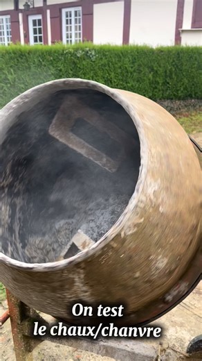 Marjorie et Valentin on Instagram: "On a tester l’isolation en chaux/chanvre pour la cloison de séparation entre le garage et notre cuisine. Très simple à mettre en œuvre par rapport à du torchis. On a trouver ça plus rapide on pensait faire seulement 1 mur dans la journée. Mais au finale on a fait les 2 en même temps ce qui permettait d’enlever les banches et de remonter celle ci de l’autre côté. Si on devait le refaire on metterais une réserve pour notre enduit directement au niveau de la banc