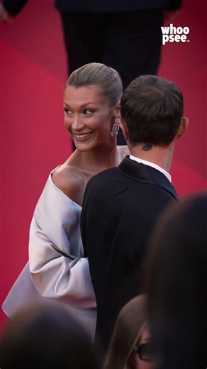 #BellaHadid calca il red carper di #Cannes2026 affianco al fratello #AnwarHadid