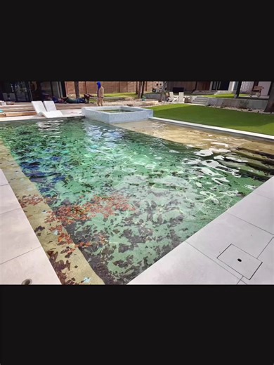 This never gets old 😌🍃 #Satisfying #PoolCleaning #BeforeAndAfter #OddlySatisfying #poolmaintenance